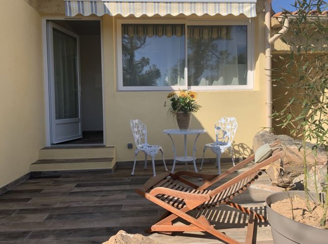 terrasse gîte jaune