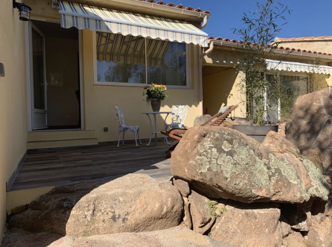 terrasse gîte jaune